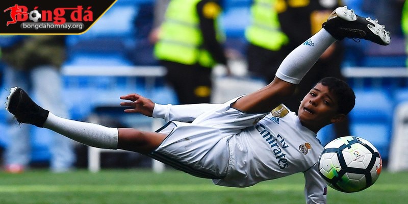 Khi đủ 15 tuổi con trai CR7 sẽ có thể được triệu tập lên đội tuyển trẻ nếu cậu muốn theo đuổi sự nghiệp của bố 3 Con trai CR7 hoàn toàn có thể thi đấu cho đội tuyển trẻ