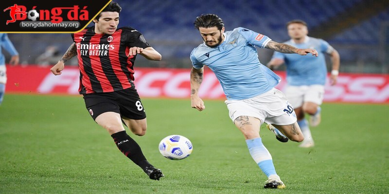 AC Milan tiếp tục cuộc đua Scudetto với chiến thắng 2-0 trước Lazio 1 AC Milan đã thể hiện rõ ý đồ chơi tấn công phủ đầu đối phương