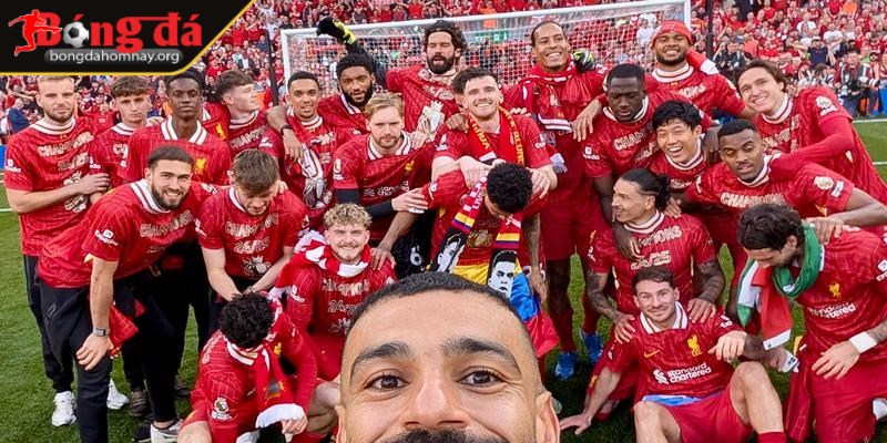 Liverpool chính thức vô địch Premier League 2024/25 sau chiến thắng 5-1 trước Tottenham 3 Trên sân, các cầu thủ Liverpool ôm chầm lấy nhau
