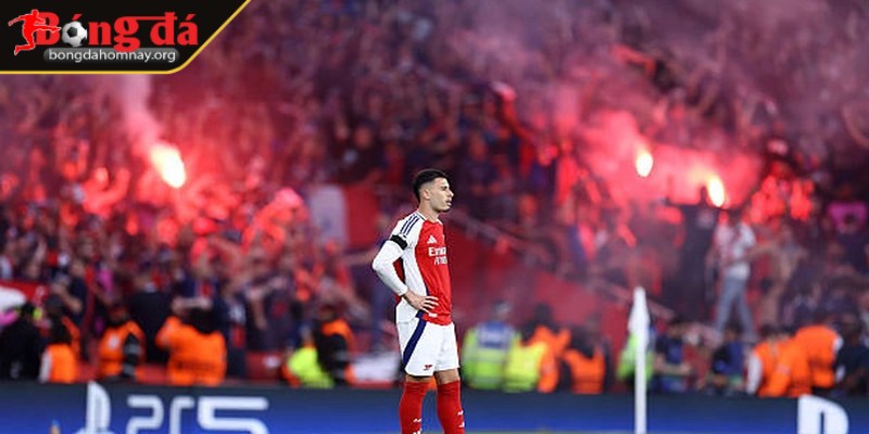 Wayne Rooney: Cựu tiền đạo Manchester United chỉ trích cổ động viên Arsenal vì bầu không khí thiếu sôi động tại sân Emirates trong trận thua PSG 2 Rooney chỉ ra sự khác biệt giữa Emirates và các “pháo đài” bóng đá